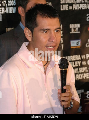 Sep 12, 2005 ; Los Angeles, CA, USA ; Marco Antonio Barrera fait face à Robbie Peden le WBC-Unification IBF combat qui se tiendra à l'hôtel MGM Grand de Las Vegas le 17 septembre 2005. Crédit obligatoire : Photo par Rob DeLorenzo/ZUMA Press. (©) Copyright 2005 par Rob DeLorenzo Banque D'Images