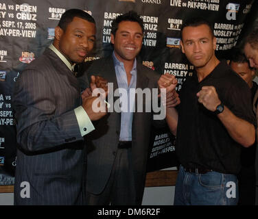 Sep 12, 2005 ; Los Angeles, CA, USA ; (L-R) SHANE MOSLEY, OSCAR DE LA HOYA, Jose L CRUZ à la conférence de presse pour la Barrera Vs. Peden WBC-Unification IBF combat qui se tiendra à l'hôtel MGM Grand de Las Vegas le 17 septembre 2005. Crédit obligatoire : Photo par Rob DeLorenzo/ZUMA Press. (©) Copyright 2005 par Rob DeLorenzo Banque D'Images