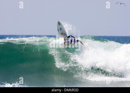 Sep 13, 2005 ; Chevalets, San Clemente, CA, USA ; Boost Mobile Pro présenté par Quiksilver du 13 au 18 septembre. GUILHERME HERDY (Brasil). Le Boost Mobile Pro est le huitième des 11 événements sur le 2005 Men's favorise l'ASP World Championship Tour (WCT) et dispose de la top 45 surfeurs dans monde et trois wild card les surfeurs. Crédit obligatoire : photo par Pierre Tostee/ZUMA Press. (©) Copyright 2005 par Pier Banque D'Images