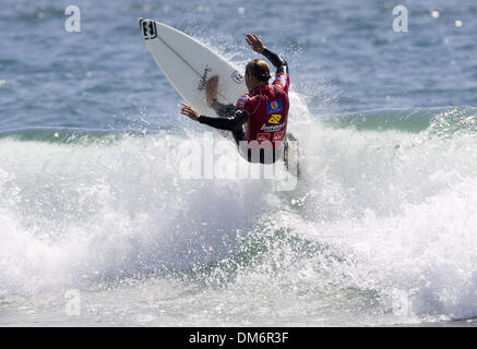 Sep 13, 2005 ; Chevalets, San Clemente, CA, USA ; Boost Mobile Pro présenté par Quiksilver du 13 au 18 septembre.ASP champion du monde en titre ANDY IRONS Hawaïenne estampillés de son autorité dans le rond de la Boost Mobile Pro Trestles à San Clemente, en Californie aujourd'hui. Les trois fois champion du monde Asp world beat titre Australian Joel Parkinson (Coolangatta, Queensland) et ex-trois Banque D'Images