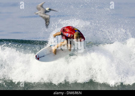 Sep 14, 2005 ; Chevalets, San Clemente, Californie, USA ; Boost Mobile Pro présenté par Quiksilver, du 13 au 18 septembre, est le huitième des 11 événements sur le MenÕs 2005 favorise l'ASP World Championship Tour, et dispose de la top 45 surfeurs dans monde et trois wild card les surfeurs. Sur la photo : Après avoir subi une perte d'un round de surprise dans le Boost Mobile Pro ASP World numéro 7 australien, surfeur Banque D'Images