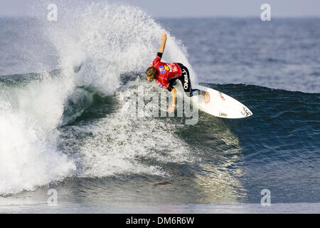 Sep 14, 2005 ; Chevalets, San Clemente, Californie, USA ; Boost Mobile Pro présenté par Quiksilver, du 13 au 18 septembre, est le huitième des 11 événements sur le MenÕs 2005 favorise l'ASP World Championship Tour, et dispose de la top 45 surfeurs dans monde et trois wild card les surfeurs. Photo : ASP actuel monde numéro quatre, TRENT MUNRO, Australien sauvé son Boost Mobile Pro titre espoirs par advanci Banque D'Images