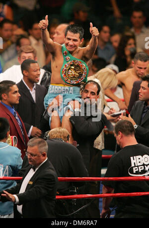 Sep 17, 2005, à Las Vegas, NV, USA ; : BOXE WBC World Super champion poids plume Marco Antonio Barrera bat Robbie Peden pour unifier le titre WBC et IBF. Barrera est promu par Oscar De La Hoya's Golden Boy Promotions. Crédit obligatoire : Photo par Rob DeLorenzo/ZUMA Press. (©) Copyright 2005 par Rob DeLorenzo Banque D'Images