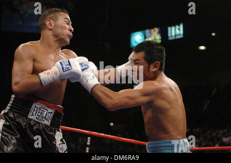 Sep 17, 2005, à Las Vegas, NV, USA ; : BOXE WBC World Super champion poids plume Marco Antonio Barrera (R) bat ROBBIE PEDEN pour unifier le titre WBC et IBF. Barrera est promu par Oscar De La Hoya's Golden Boy Promotions. Crédit obligatoire : Photo par Rob DeLorenzo/ZUMA Press. (©) Copyright 2005 par Rob DeLorenzo Banque D'Images