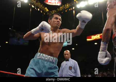 Sep 17, 2005, à Las Vegas, NV, USA ; : BOXE WBC World Super champion poids plume Marco Antonio Barrera (L) bat ROBBIE PEDEN pour unifier le titre WBC et IBF. Barrera est promu par Oscar De La Hoya's Golden Boy Promotions. Crédit obligatoire : Photo par Rob DeLorenzo/ZUMA Press. (©) Copyright 2005 par Rob DeLorenzo Banque D'Images