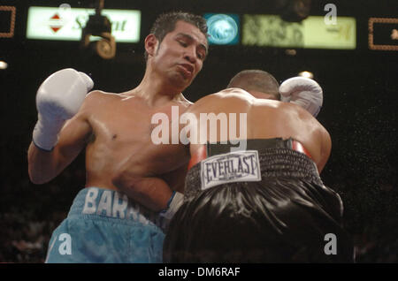 Sep 17, 2005, à Las Vegas, NV, USA ; : BOXE WBC World Super champion poids plume Marco Antonio Barrera (L) bat ROBBIE PEDEN pour unifier le titre WBC et IBF. Barrera est promu par Oscar De La Hoya's Golden Boy Promotions. Crédit obligatoire : Photo par Rob DeLorenzo/ZUMA Press. (©) Copyright 2005 par Rob DeLorenzo Banque D'Images