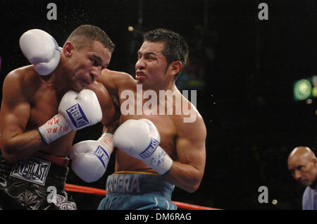 Sep 17, 2005, à Las Vegas, NV, USA ; : BOXE WBC World Super champion poids plume Marco Antonio Barrera (R) bat ROBBIE PEDEN pour unifier le titre WBC et IBF. Barrera est promu par Oscar De La Hoya's Golden Boy Promotions. Crédit obligatoire : Photo par Rob DeLorenzo/ZUMA Press. (©) Copyright 2005 par Rob DeLorenzo Banque D'Images