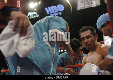 Sep 17, 2005, à Las Vegas, NV, USA ; : BOXE WBC World Super champion poids plume Marco Antonio Barrera bat Robbie Peden pour unifier le titre WBC et IBF. Barrera est promu par Oscar De La Hoya's Golden Boy Promotions. Crédit obligatoire : Photo par Rob DeLorenzo/ZUMA Press. (©) Copyright 2005 par Rob DeLorenzo Banque D'Images