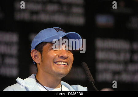 Sep 17, 2005, à Las Vegas, NV, USA ; : BOXE WBC World Super champion poids plume Marco Antonio Barrera bat Robbie Peden pour unifier le titre WBC et IBF. Barrera est promu par Oscar De La Hoya's Golden Boy Promotions. Crédit obligatoire : Photo par Rob DeLorenzo/ZUMA Press. (©) Copyright 2005 par Rob DeLorenzo Banque D'Images