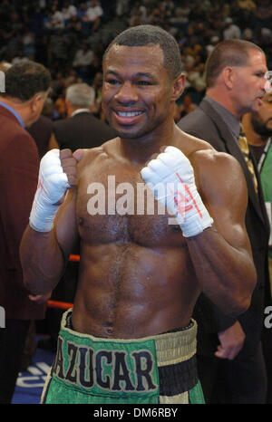 Sep 17, 2005, à Las Vegas, NV, USA ; Boxe : 'SUGAR' SHANE MOSLEY bat Jose L Cruz dans un combat de la mi-moyens de l'undercard Barrera Vs. Peden, lutte. Mosley est promu par Oscar De La Hoya's Golden Boy Promotions. Crédit obligatoire : Photo par Rob DeLorenzo/ZUMA Press. (©) Copyright 2005 par Rob DeLorenzo Banque D'Images