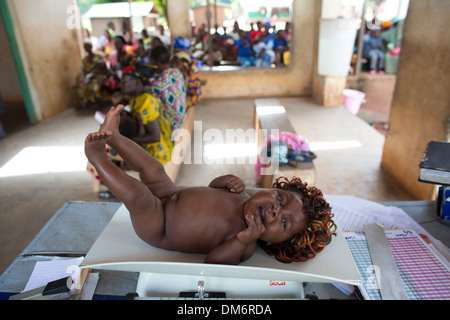 Mères et enfants en attente à l'hôpital en République centrafricaine Banque D'Images