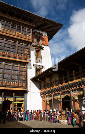 Le Bhoutan, la vallée de Bumthang, Jakar Dzong, les gens faisant la queue pour voir les trésors du monastère Banque D'Images