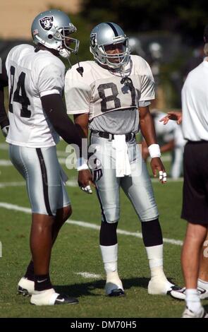 Jerry Porter, gauche, Tim Brown et les deux récepteurs avec les Raiders d'Oakland Raiders obtenir des instructions pendant le camp d'entraînement à Napa Valley Marriott, le lundi, 2 août 2004. (Sacramento Bee/ Michael A. Jones)/ZUMA Press Banque D'Images