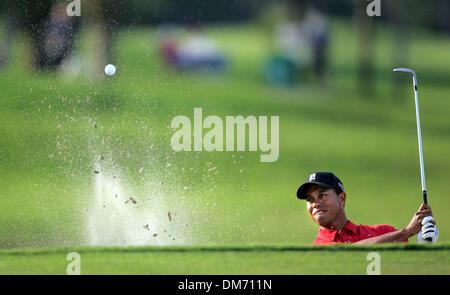 Mar 06, 2005 ; Miami, FL, USA ; Tiger Woods hits hors du piège sur le 16e trou. Les deux bois et Phil Mickelson a bogies sur le trou. Banque D'Images