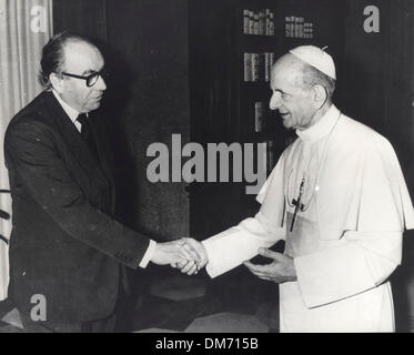 Feb 25, 1977 - Rome, Italie - Roy Jenkins, le président de la CEE Commissaires accueille le pape Jean-Paul I au Vatican. (Crédit Image : © Keystone Photos/ZUMAPRESS.com) Banque D'Images