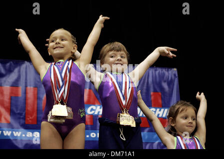 Jun 11, 2005 ; Orlando, FL, USA ; ALEX DORAN, 5, de Port Saint Lucie, centre, frappe une salve du gymnaste avec le reste de la champions à la cérémonie de remise des prix pour le Niveau 3 gymnastes samedi à Disney's Wide World of Sports à Orlando le 11 juin 2005. Alex était le champion national pour son âge et le niveau. Crédit obligatoire : Photo par Libby Volgyes/Palm Beach Post/ZUMA Press. (©) Copie Banque D'Images