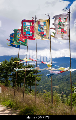 Le Bhoutan, la vallée de Bumthang, volant au-dessus des drapeaux bouddhistes Antiq Membar Tsho, Burning Lake Banque D'Images