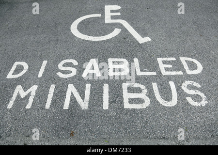 Un panneau d'espace de stationnement pour handicapés pour un minibus peint sur la surface de la route, Angleterre, Royaume-Uni Banque D'Images