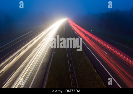Le brouillard durant les heures de pointe op un soir de décembre sur une route aux Pays-Bas Banque D'Images