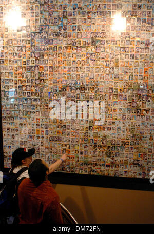 16 juil., 2005 ; New York, NY, USA ; les fans de baseball d'oeil sur une photo de Babe Ruth faite entièrement avec des cartes de base-ball. NY Yankee greats inscrivez-vous fans pour les Yankees et Red Sox game live de Boston à l'ESPN Zone dans Times Square. Crédit obligatoire : Photo par Bryan Smith/ZUMA Press. (©) Copyright 2005 par Bryan Smith Banque D'Images