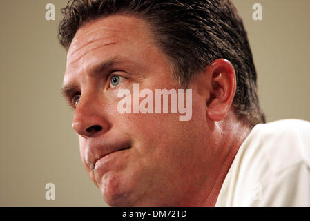 Jul 21, 2005 ; Palm Beach, FL, USA ; l'ancien quart-arrière des Dolphins de Miami DAN MARINO répond aux questions des médias au centre de formation de dauphins dans Davie jeudi après-midi. Marin sera intronisé au Temple de la renommée de la NFL à Canton, OH dans deux semaines. Crédit obligatoire : Photo de Richard Graulich/Palm Beach Post/ZUMA Press. (©) Copyright 2005 par Richard Graulich/Palm Beach Post Banque D'Images