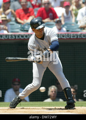 Mai 24, 2005, Anaheim, CA, USA ; MLB baseball, New York Yankees Derek Jeter rate la balle lancée par le lanceur Los Angeles Angels Jarrod Washburn au cours de la première manche. Crédit obligatoire : Photo par Armando Arorizo/ZUMA Press. (©) Copyright 2005 by Arorizo Banque D'Images