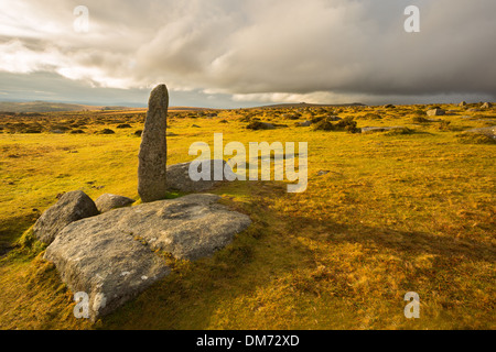 Pierre de la frontière près de Kings tor, Merrivale sur un jour de tempête. Le parc national du Dartmoor Devon Uk Banque D'Images