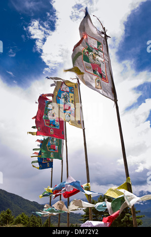 Le Bhoutan, la vallée de Bumthang, Antiq drapeaux bouddhistes Membar Tsho, Burning Lake Banque D'Images