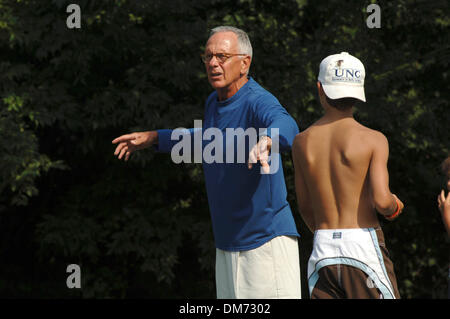 25 juil., 2005 ; East Hampton, NY, USA ; Larry Brown, qui est entretenu avec les Knicks de New York sur le poste d'entraîneur chef, des entraîneurs aux Hoops pour l'espoir à la maison de quartier de la clinique lundi après-midi dans la région de East Hampton, NY Le 25 juillet 2005. Crédit obligatoire : Photo par Gordon M. Grant/ZUMA Press. (©) Copyright 2005 par Gordon M. Grant Banque D'Images