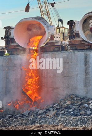 Verser de l'acier chaud dans l'usine sidérurgique. Production de fonte dans les aciéries Banque D'Images