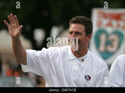 Aug 06, 2005 ; Canton, OH, USA ; Ancien Miami Dolphin quarterback DAN MARINO rides dans le temple de la renommée Parade samedi matin. Marin sera consacré le dimanche. Crédit obligatoire : Photo par Allen Eyestone/Palm Beach Post/ZUMA Press. (©) Copyright 2005 par Allen Eyestone/Palm Beach Post Banque D'Images