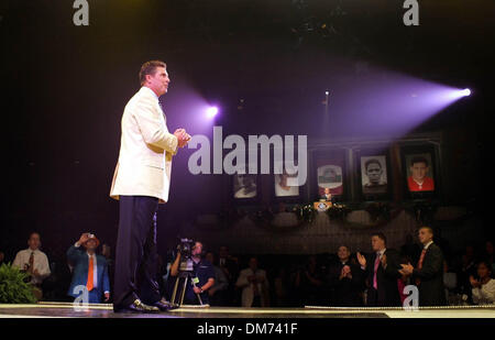 Aug 06, 2005 ; Canton, OH, USA ; DAN MARINO reconnaît la foule après avoir été présentée au Temple de la renommée de son manteau d'or à l'Enshrinees Dîner au Canton Civic Center. Crédit obligatoire : Photo par Allen Eyestone/Palm Beach Post/ZUMA Press. (©) Copyright 2005 par Allen Eyestone/Palm Beach Post Banque D'Images