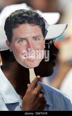 Aug 06, 2005 ; Canton, OH, USA ; Ancien quarterback Dolphin le visage de Dan Marino fourni pour les fans de l'ombre à l'enchâssement des cérémonies fans ont été remis par une station de radio aux portes. Crédit obligatoire : Photo par Allen Eyestone/Palm Beach Post/ZUMA Press. (©) Copyright 2005 par Allen Eyestone/Palm Beach Post Banque D'Images