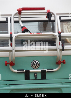 Porter un porte-vélo à l'arrière de la fourgonnette VW Campervan, Volkswagen Camper van à Dorset UK en février Banque D'Images