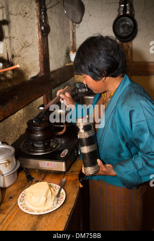 Le Bhoutan, la vallée de Bumthang, woman making sex arra (vin de riz local) avec des œufs en verre cuisine ménage Banque D'Images