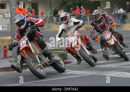 Oct 01, 2005 ; Reno, NV, USA ; Red Bull AMA Supermoto A Go-Go Lieu Centre-ville de Reno, Nevada. Les cours urbaines était composé de la chaussée, la saleté et les sections urbaines construites autour du Circus Circus, Silver Legacy Resort Casino, Eldorado Hotel & Casino et le casino Harrah's Reno en faisant l'un des plus grands défis auxquels l'AMA Supermoto confrontés toute l'année. Crédit obligatoire : Photo par Mary Ann Owen/ZUMA Banque D'Images