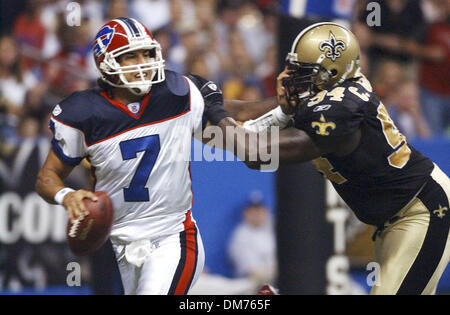 Oct 02, 2005 ; San Antonio, TX, USA ; NFL football : New Orleans Saints Charles Grant sacks Buffalo Bills QB J.P. Losman au cours du 1er trimestre de l'Alamodome. Crédit obligatoire : photo par Gloria/Ferniz San Antonio Express-News/ZUMA Press. (©) Copyright 2005 par Gloria San Antonio Express-News/Ferniz Banque D'Images