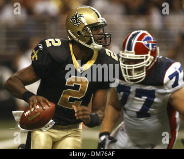 Oct 02, 2005 ; San Antonio, TX, USA ; NFL football : New Orleans Saints QB Aaron Brooks a marqué un touché et mener son équipe à la victoire ver les Bills de Buffalo à l'Alamodome.. Crédit obligatoire : photo par Gloria/Ferniz San Antonio Express-News/ZUMA Press. (©) Copyright 2005 par Gloria San Antonio Express-News/Ferniz Banque D'Images