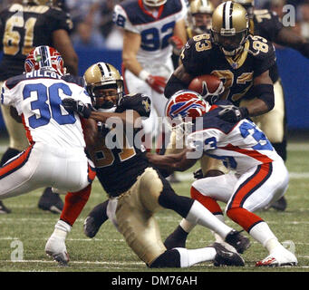 Oct 02, 2005 ; San Antonio, TX, USA ; NFL football : New Orleans Saints Donte Stallworth obtient autour d'une foule pendant le 1er trimestre contre les Bills de Buffalo à l'Alamodome. Crédit obligatoire : photo par Gloria/Ferniz San Antonio Express-News/ZUMA Press. (©) Copyright 2005 par Gloria San Antonio Express-News/Ferniz Banque D'Images