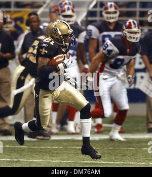 Oct 02, 2005 ; San Antonio, TX, USA ; NFL football : une interception pour la Nouvelle-Orléans au 1er trimestre contre les Bills de Buffalo dimanche à l'Alamodome.. Crédit obligatoire : photo par Gloria/Ferniz San Antonio Express-News/ZUMA Press. (©) Copyright 2005 par Gloria San Antonio Express-News/Ferniz Banque D'Images