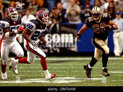 Oct 02, 2005 ; San Antonio, TX, USA ; NFL football : New Orleans Saints Deuce McAllister passé une étape en avant des Bills de Buffalo dans la 2e moitié dimanche à l'Alamodome. Crédit obligatoire : photo par Gloria/Ferniz San Antonio Express-News/ZUMA Press. (©) Copyright 2005 par Gloria San Antonio Express-News/Ferniz Banque D'Images