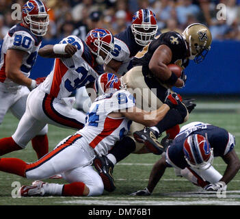 Oct 02, 2005 ; San Antonio, TX, USA ; NFL football : il a fallu un troupeau de Bills de Buffalo pour ralentir Deuce McAllister, dimanche à l'Alamodome. Crédit obligatoire : photo par Gloria/Ferniz San Antonio Express-News/ZUMA Press. (©) Copyright 2005 par Gloria San Antonio Express-News/Ferniz Banque D'Images