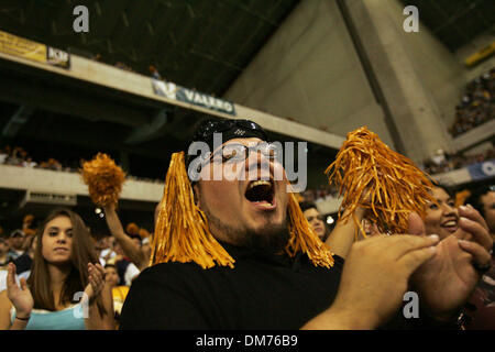 Oct 02, 2005 ; San Antonio, TX, USA ; NFL football : Fabian Santamaria hourras pour la Nouvelle Orleans Saints au premier trimestre qu'ils prennent en charge les Bills de Buffalo à l'Alamodome de San Antonio. Crédit obligatoire : Photo par Lisa Krantz/San Antonio Express-News/ZUMA Press. (©) Copyright 2005 par Lisa Krantz/San Antonio Express-News Banque D'Images