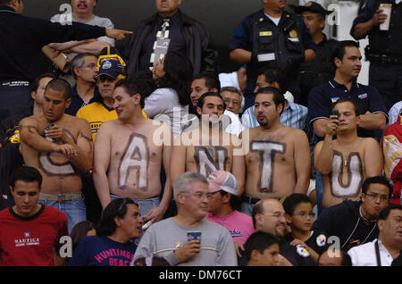 Oct 02, 2005 ; Mexico ; NFL football : le Cardinal de l'Arizona et aussi des fans fans de Rolando Cantu, un Mexicain jouant sur le Cardinal pratique mais pas dans l'équipe dimanche soir match entre les San Francisco 49ers et Arizona Cardinals au stade Azteca de Mexico. Crédit obligatoire : Photo par Jose Luis Villegas/Sacramento Bee/ZUMA Press. (©) Copyright 2005 par Jose Luis Villega Banque D'Images