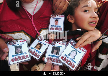 Oct 02, 2005 ; Mexico ; NFL FOOTBALL : Scarlet Huerte (cq-l'âge de 7 ans) a été nommé d'après les 49ers de couleur rouge. Son père, un ingénieur de la ville de Mexico, avaient constitué pour la famille à porter le dimanche après-midi à San Francisco 49ers et Arizona Cardinals à Estadio Azteca jeu dans la ville de Mexico. Crédit obligatoire : Photo par Jose Luis Villegas/Sacramento Bee/ZUMA Press. (©) Cop Banque D'Images