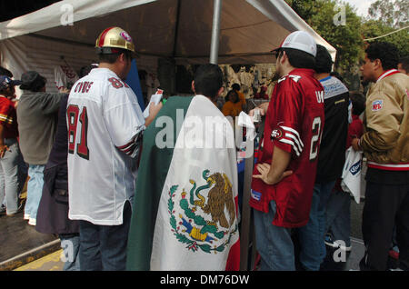 Oct 02, 2005 ; Mexico ; NFL FOOTBALL : Angel Sepulveda (cq-center-L'âge de 21 ans), flanquée de Jésus Guerra (cq-droit l'âge de 21 ans) et Cesar Balderas (cq-gauche à l'âge de 23 ans) à partir d'Hadensburg, Texas regarder souvenirs dimanche après-midi devant le San Francisco 49ers et Arizona Cardinals jouer au stade Azteca de Mexico. Crédit obligatoire : Photo par Jose Luis Villegas/Sacramento Bee/ZUMA Banque D'Images