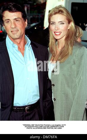 'Péché Originel'' World Film Premiere, Los Angeles. 31/7/1.Sylvester Stallone et femme JENNIFER FLAVIN. / 2001 Banque D'Images