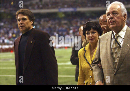 Oct 16, 2005 ; San Antonio, TX, USA ; NFL FOOTBALL : Atlanta Falcons vs New Orleans Saints. Gouverneur Rick Perry et Tom Benson laissez le champ après une cérémonie à l'Alamodome arborant. Crédit obligatoire : photo par Gloria/Ferniz San Antonio Express-News/ZUMA Press. (©) Copyright 2005 par San Antonio Express-News Banque D'Images