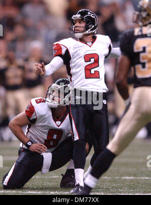 Oct 16, 2005 ; San Antonio, TX, USA ; NFL FOOTBALL : Atlanta Falcons vs New Orleans Saints. Pèlerin' Matt Schaub et Todd Peterson watch Peterson's kick qui a gagné le match contre les Saints 34-31 à l'Alamodome. Crédit obligatoire : Photo by Ornelas/San Antonio Express-News/ZUMA Press. (©) Copyright 2005 par San Antonio Express-News Banque D'Images