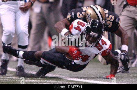 Oct 16, 2005 ; San Antonio, TX, USA ; NFL FOOTBALL : Atlanta Falcons vs New Orleans Saints. Des Falcons Roddy White est saccagée par Saints' Fakhir Brown à l'Alamodome. Les Falcons remportent 34-31. Crédit obligatoire : Photo by Ornelas/San Antonio Express-News/ZUMA Press. (©) Copyright 2005 par San Antonio Express-News Banque D'Images